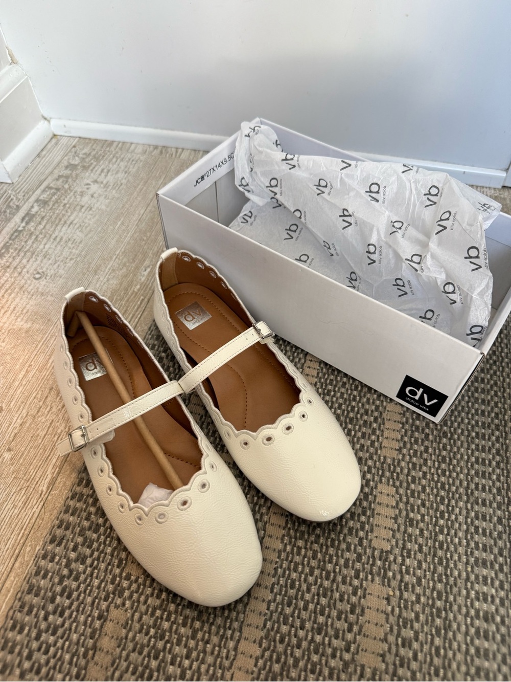 NIB DV by Dolce Vita white Mary Jane Flats with Scalloped Edge